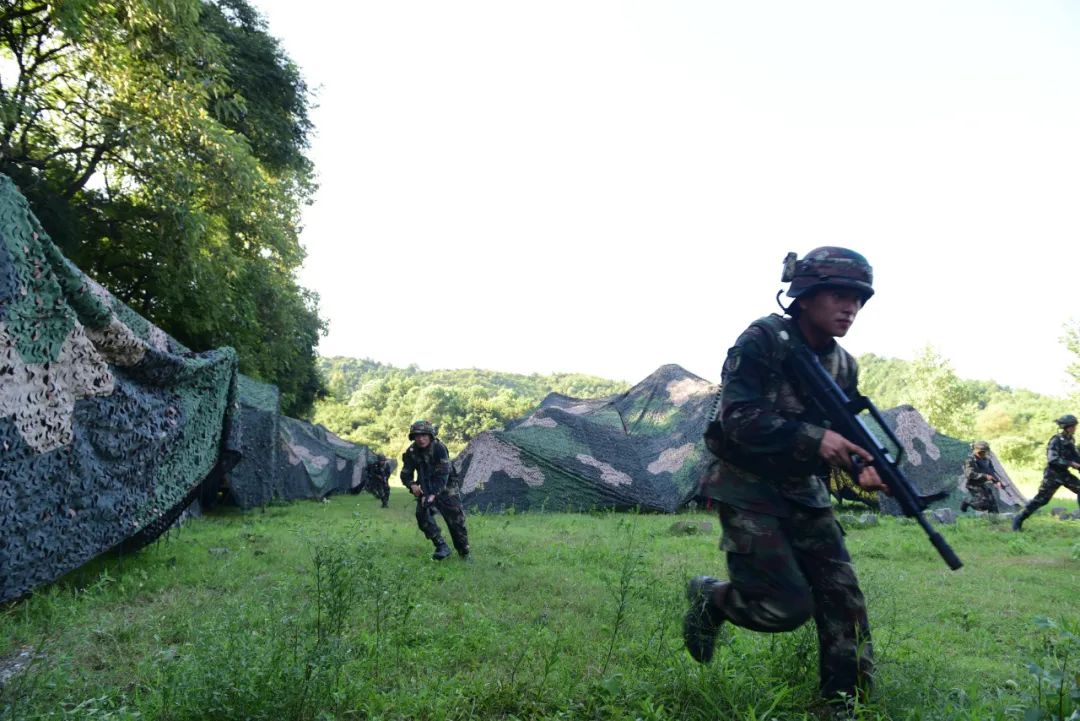 火箭军某部组织全要素全流程合成演练