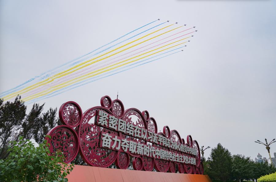 航空工业6型71架军机组成空中仪仗，15架歼20首次最大规模亮相